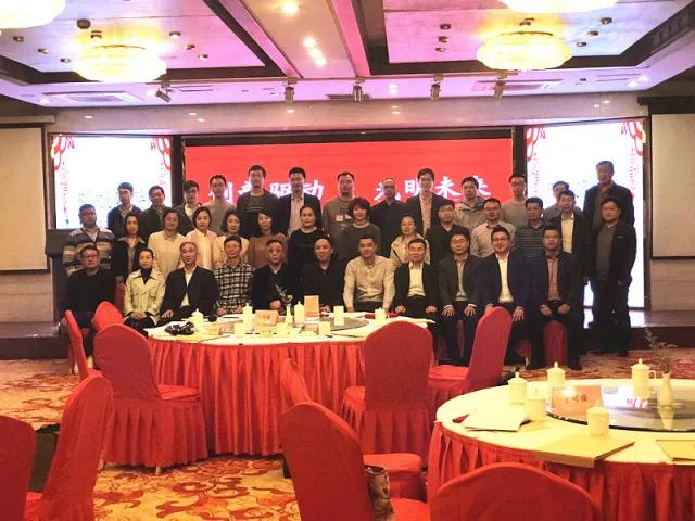 不止一個(gè)！江蘇亮彩榮獲常州市半導(dǎo)體照明產(chǎn)業(yè)技術(shù)創(chuàng)新聯(lián)盟2017年度“技術(shù)創(chuàng)新獎(jiǎng)”、“杰出貢獻(xiàn)獎(jiǎng)”